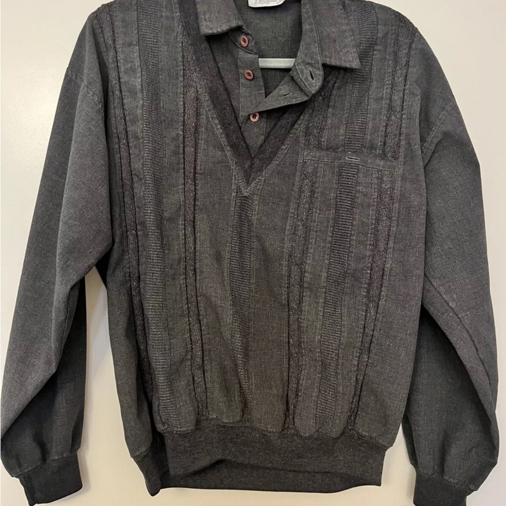 An Alexxus Gray V-Neck Sweater with Ribbed Panels medium